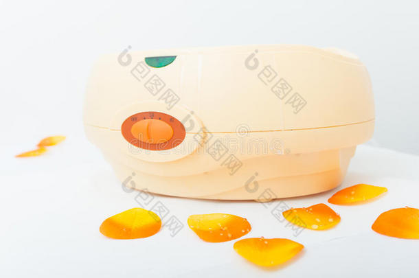 橙色帕拉芬蜡碗。美容spa沙龙美甲。