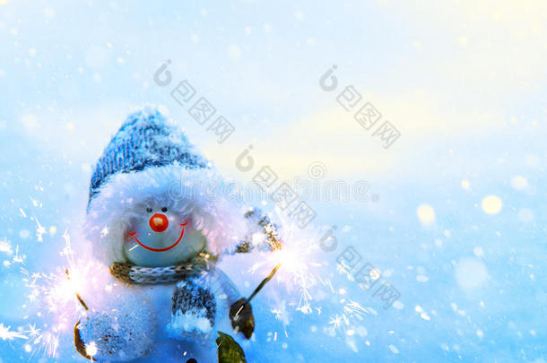 蓝色雪地上的艺术圣诞雪人和火花