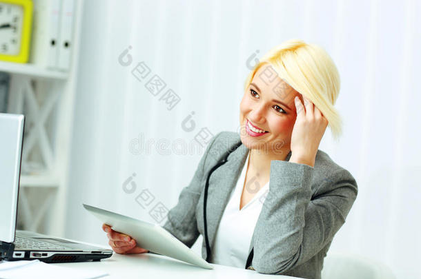 年轻快乐的女商人拿着平板电脑看<strong>文案</strong>空间