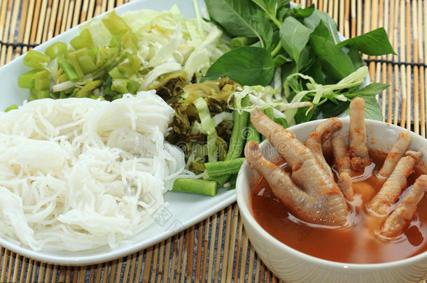 泰国咖喱鸡腿椰子面汤