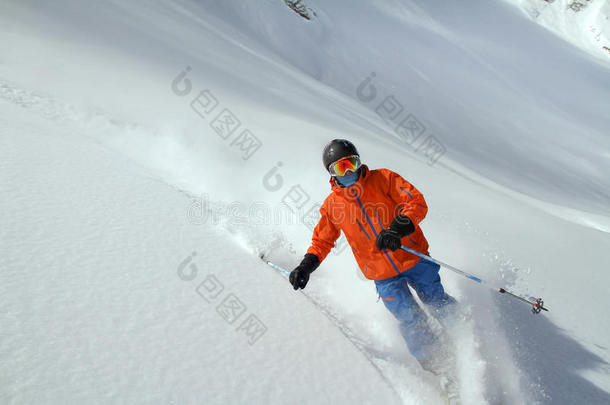 滑雪者在深粉，极端自由行