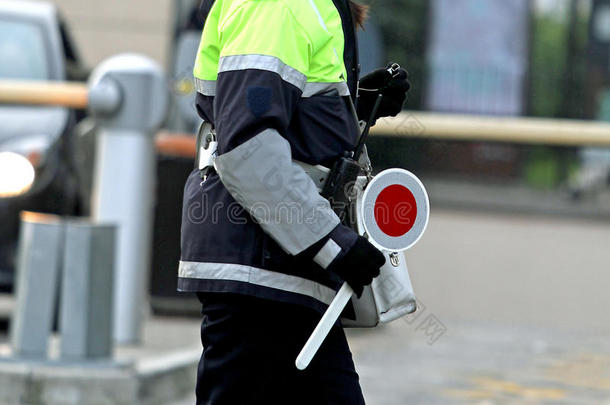 指挥交通时用桨的女警察