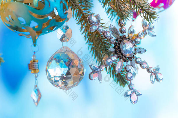 装饰在圣诞树上的五颜六色的装饰品