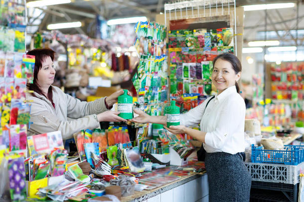 妇女选择瓶装液体肥料