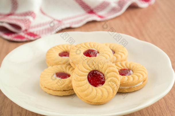 草莓果酱夹心饼干