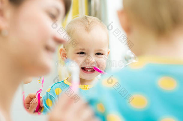 妈妈教宝宝刷牙