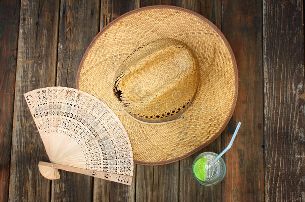 古董柳条帽、折扇、木桌冷饮