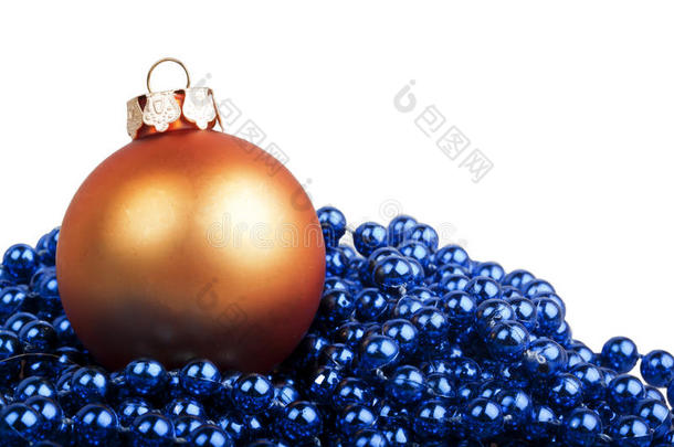 橙色圣诞球和蓝色珠子