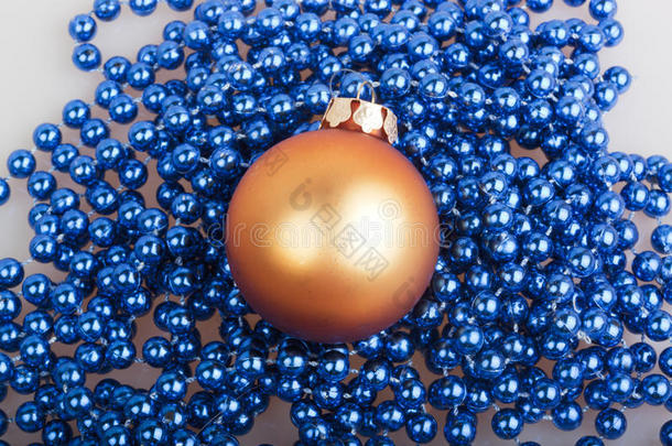橙色圣诞球和蓝色珠子