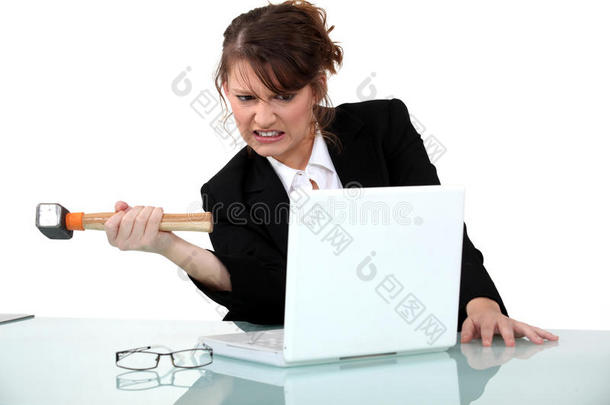 女人用锤子威胁电脑