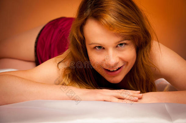卧室里穿着内衣躺在绸缎床单上的女人