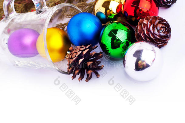 带圆锥体、彩球和玻璃的圣诞背景