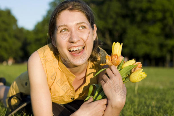 幸福的女人捧着花遇见朋友