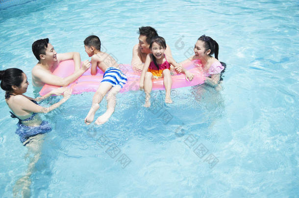 <strong>家人</strong>和<strong>朋友</strong>在游泳池里玩水