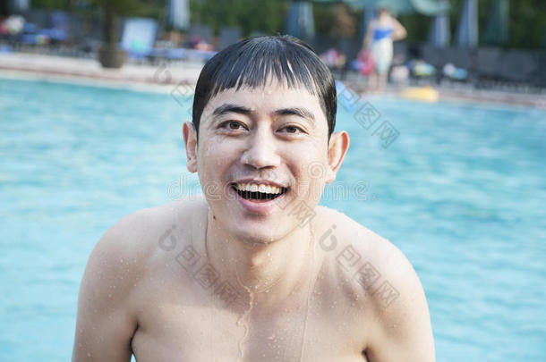 微笑的男子走<strong>出游</strong>泳池并看着镜头的照片