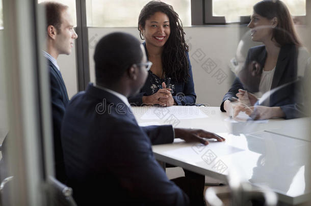 四个商务人士在商务会议上坐着讨论