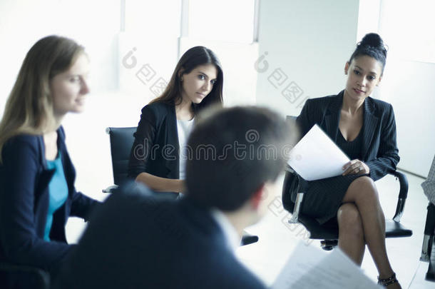 商务人士坐在商务会议上