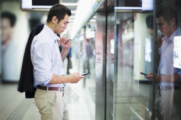 商人看着他的电话，在北京等地铁