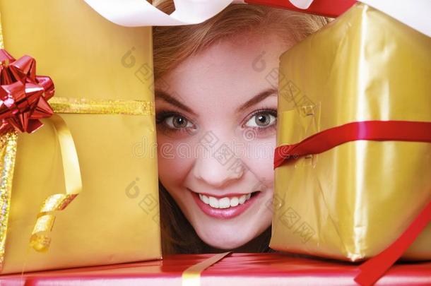 快乐快乐的女孩带着许多圣诞礼物盒。假期。