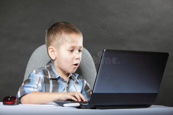 电脑成瘾儿童用笔记本电脑