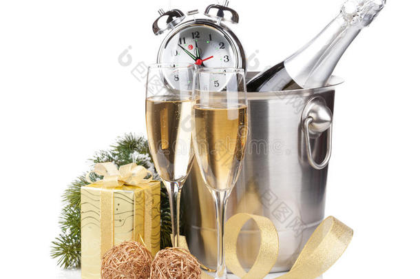 带闹钟的圣诞香槟酒桶和礼品盒
