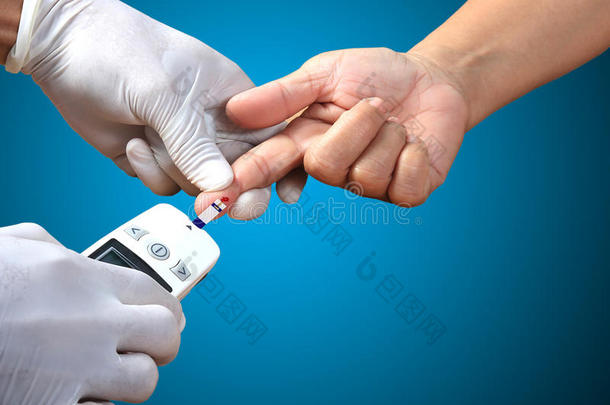 医生先用手指抽血，然后用数字<strong>血糖</strong>仪检测病人的<strong>血糖</strong>水平