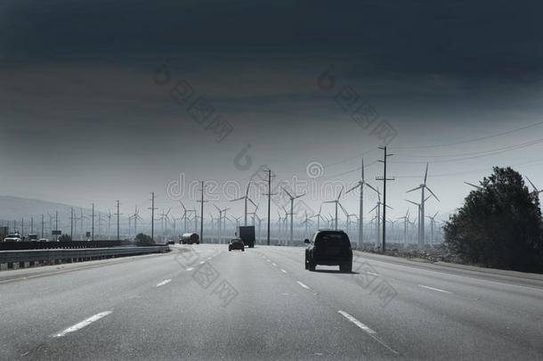 加州公路，配有<strong>电动</strong>风车和风力发<strong>电机</strong>