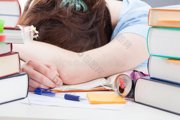 学生学习后睡觉