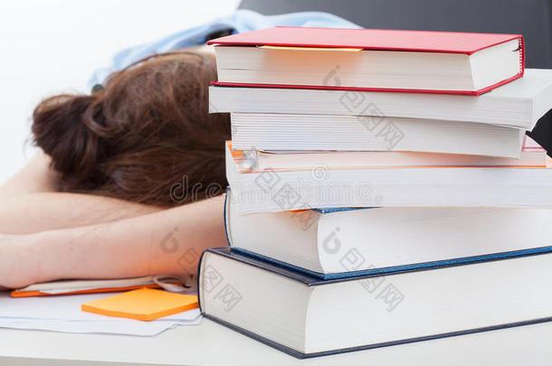 学生长时间学习后睡觉