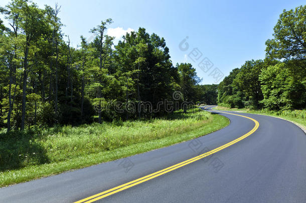 风景优美的乡村公路弯弯曲曲地穿过谢南多阿国家公路