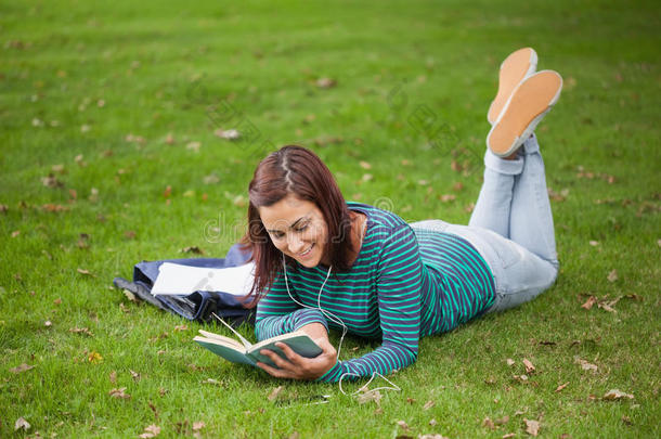 快乐休闲生躺在草地上看书