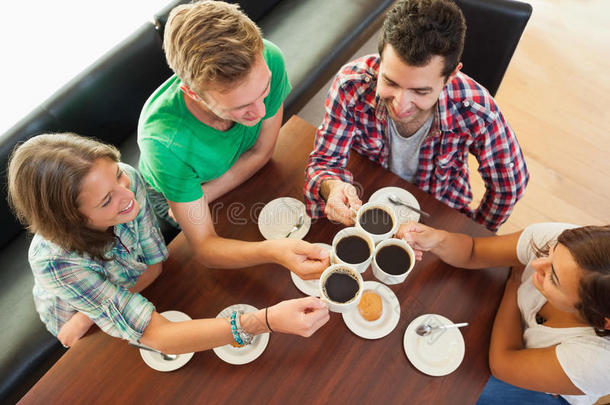 四个快乐的学生喝杯咖啡聊天