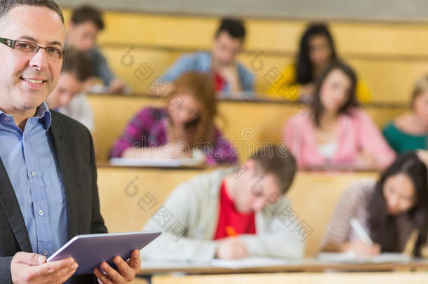 教师使用平板电脑，学生坐在讲堂