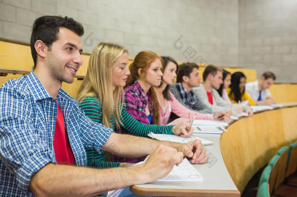 学生们在讲堂排成一排