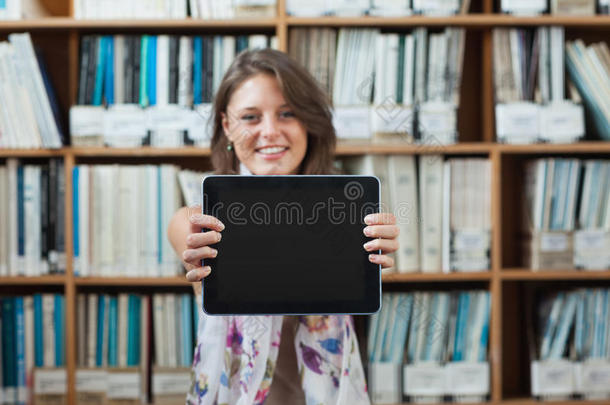 女学生背着书架捧着图书馆的平板电脑