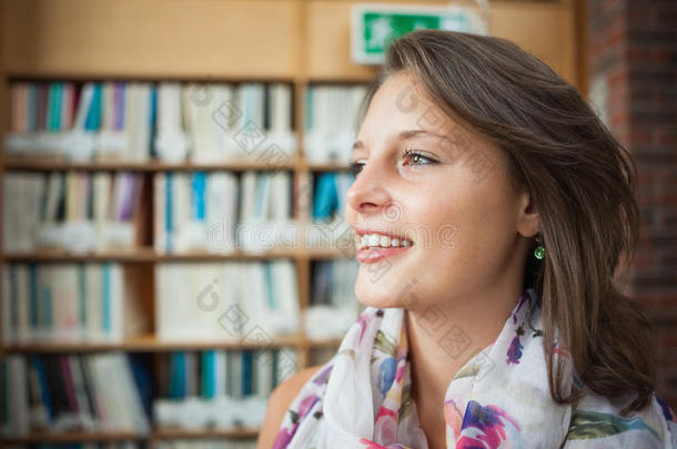 图书馆书架前微笑的女学生