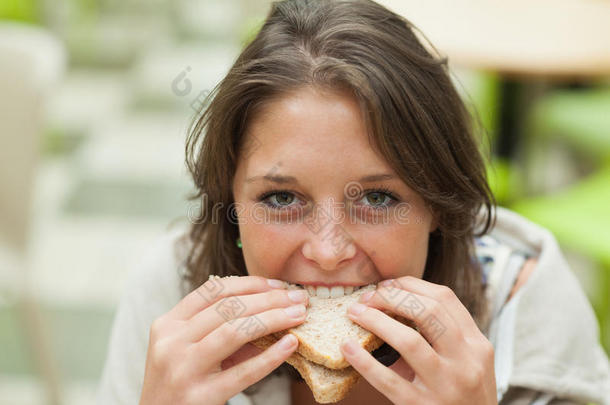 女学生吃三明治的特写照片