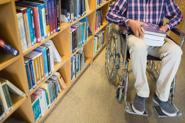 图书馆里坐轮椅的人的低矮部分