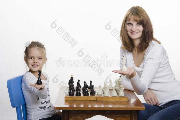 妈妈和女儿在皇后的掌心下象棋