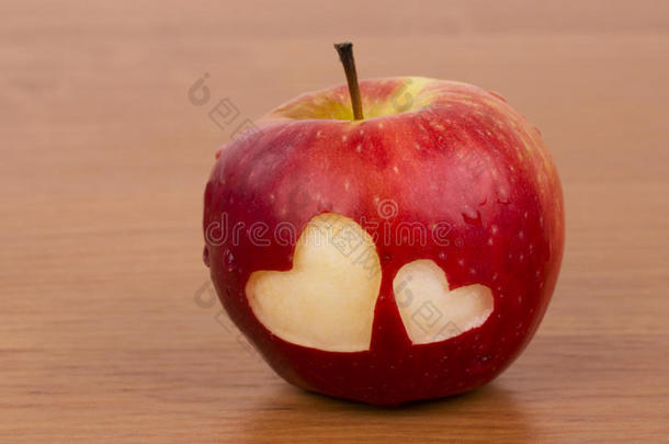 新鲜苹果上的两颗心，情人节<strong>主题</strong>