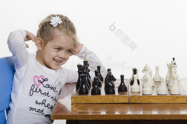<strong>下象棋</strong>的女孩心情很好