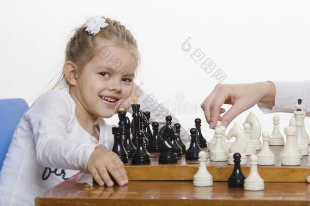 下象棋的女孩心情很好