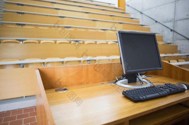 教室里有空座位的电脑显示器