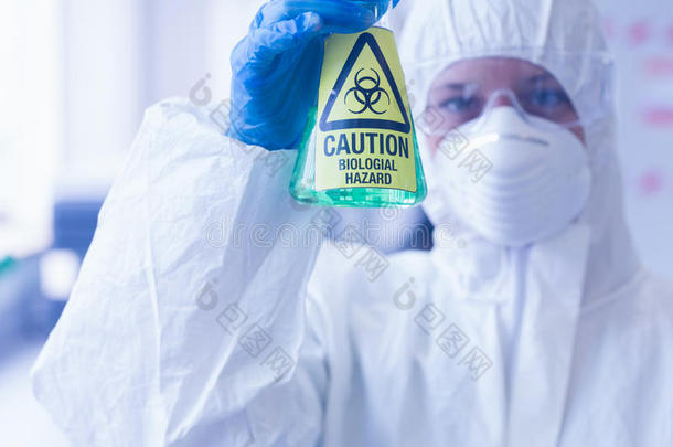 科学家穿着防护服，瓶子里装着<strong>危险化学品</strong>