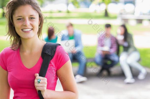 公园里迷离学生微笑的女大学生