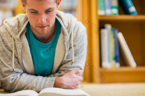 男大学生在高校图书馆楼看书