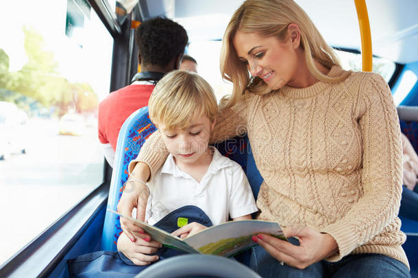 母子俩一起坐公共汽车上学