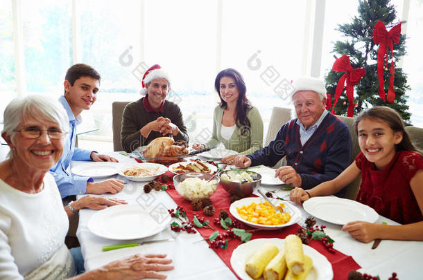 享受圣诞大餐的多代家庭