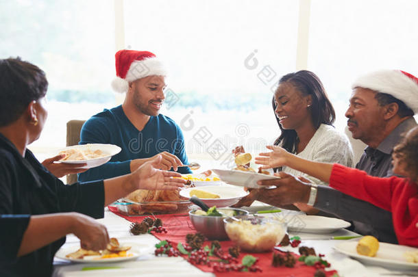 多代家庭在家享受圣诞<strong>大餐</strong>
