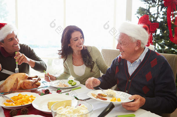多代家庭在家享受圣诞大餐